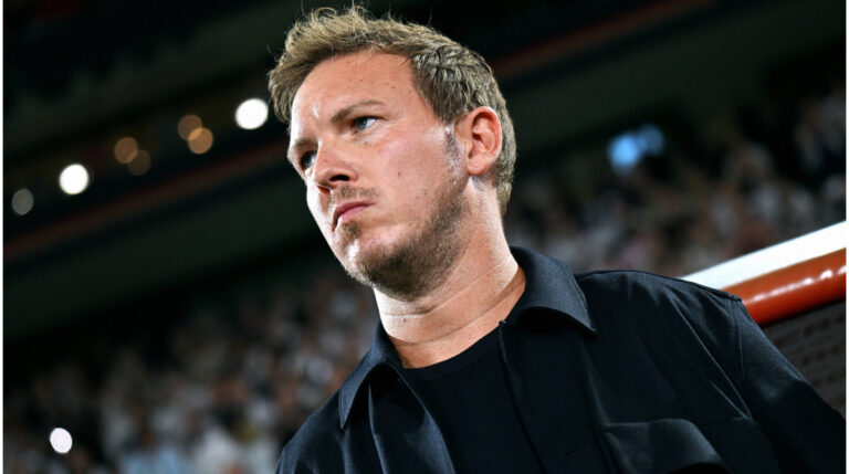 Bundestrainer Julian Nagelsmann steht nachdenklich am Spielfeldrand bei einem Spiel der deutschen Nationalmannschaft.