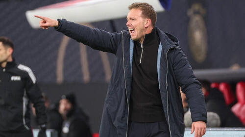 Bundestrainer Julian Nagelsmann gestikuliert engagiert an der Seitenlinie während eines Länderspiels