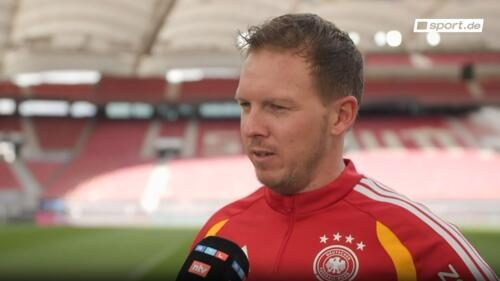 Bundestrainer Julian Nagelsmann spricht in einem Interview nachdenklich in ein Mikrofon