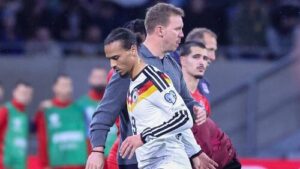 Julian Nagelsmann und Leroy Sané im Gespräch während eines Spiels der Nationalelf