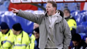 Bundestrainer Julian Nagelsmann steht fokussiert am Spielfeldrand bei einem Länderspiel der deutschen Nationalmannschaft
