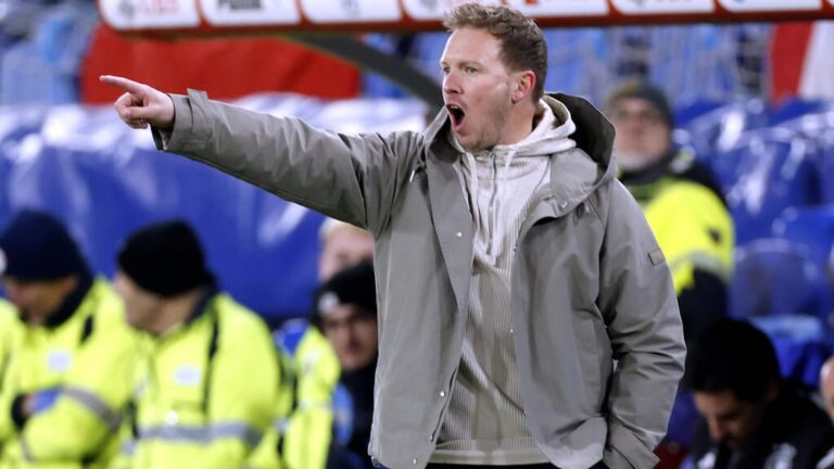 Bundestrainer Julian Nagelsmann steht fokussiert am Spielfeldrand bei einem Länderspiel der deutschen Nationalmannschaft