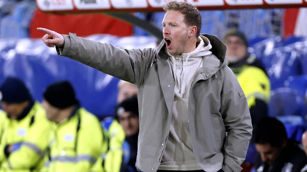 Bundestrainer Julian Nagelsmann steht fokussiert am Spielfeldrand bei einem Länderspiel der deutschen Nationalmannschaft