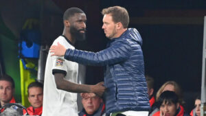 Bundestrainer Julian Nagelsmann im Gespräch mit Nationalspieler Antonio Rüdiger auf dem Fußballplatz