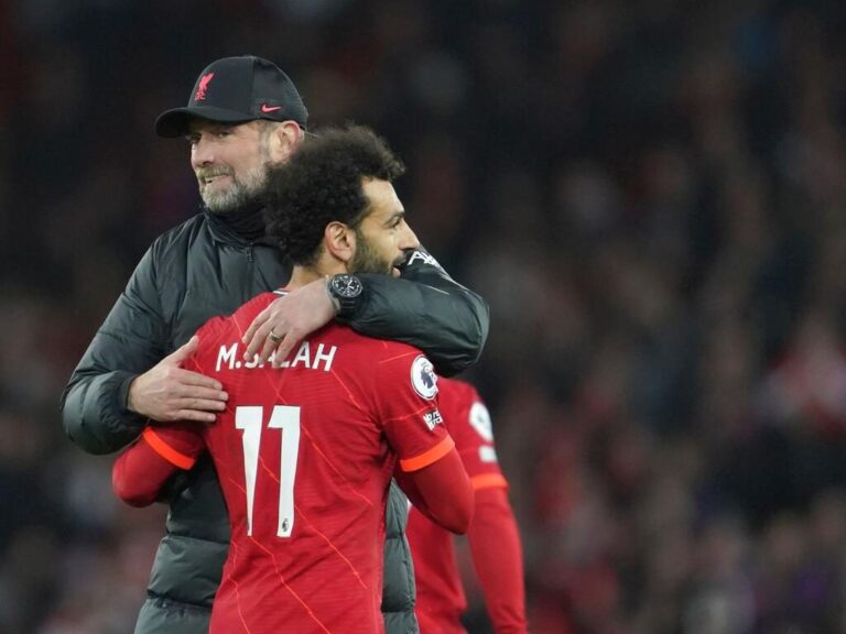 Jürgen Klopp und Mohamed Salah jubeln gemeinsam im Stadion des FC Liverpool