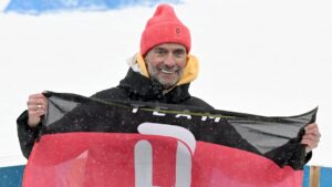 Jürgen Klopp lächelt entspannt und trägt ein sportliches Outfit vor einem unscharfen Hintergrund