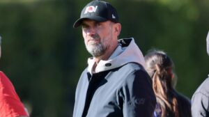 Jürgen Klopp spricht auf einer Pressekonferenz konzentriert in ein Mikrofon.