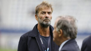Jürgen Klopp gestikuliert am Spielfeldrand während seiner Zeit als Liverpool-Trainer