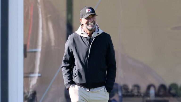 Jürgen Klopp und Cody Gakpo in gemeinsamer Zeit beim FC Liverpool auf dem Rasen