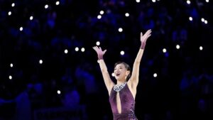 Kaori Sakamoto jubelt mit Tränen in den Augen über ihre Goldmedaille bei der Eiskunstlauf-WM in Prag.