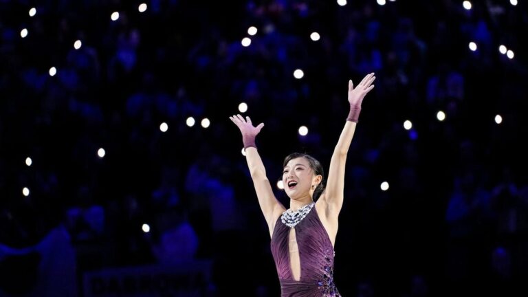 Kaori Sakamoto jubelt mit Tränen in den Augen über ihre Goldmedaille bei der Eiskunstlauf-WM in Prag.