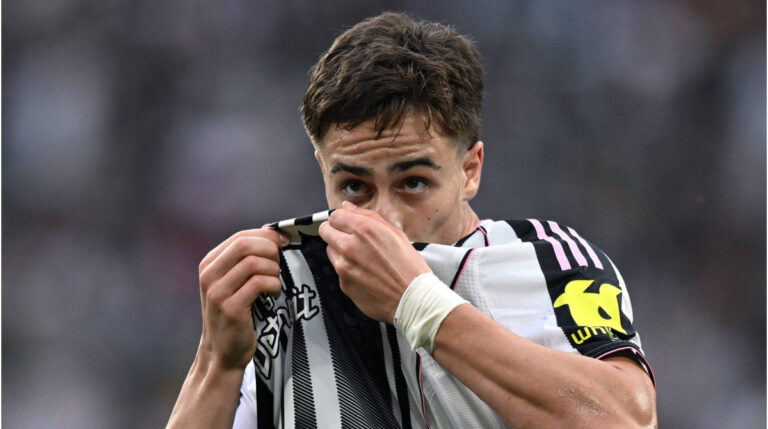 Kenan Yildiz im Trikot von Juventus Turin auf dem Spielfeld