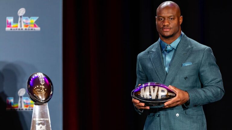 Kenneth Walker III im Trikot der Seattle Seahawks läuft mit dem Football über das Feld