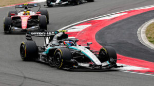 Kimi Antonelli jubelt im Mercedes-Rennanzug über seinen ersten Formel-1-Sieg beim Grand Prix von China in Shanghai