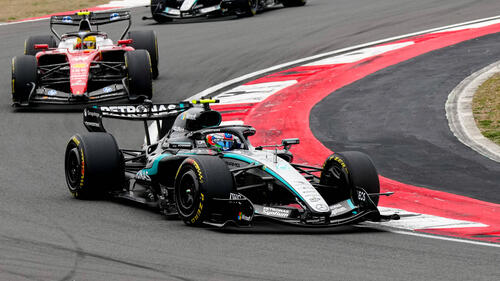 Kimi Antonelli jubelt im Mercedes-Rennanzug über seinen ersten Formel-1-Sieg beim Grand Prix von China in Shanghai