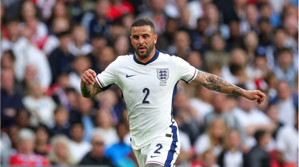 Kyle Walker im Trikot der englischen Nationalmannschaft applaudiert den Fans auf der Tribüne.