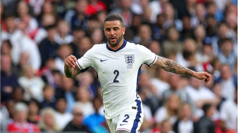 Kyle Walker im Trikot der englischen Nationalmannschaft applaudiert den Fans auf der Tribüne.