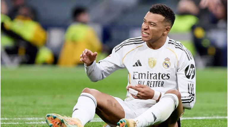 Kylian Mbappé im Trikot von Real Madrid auf dem Spielfeld