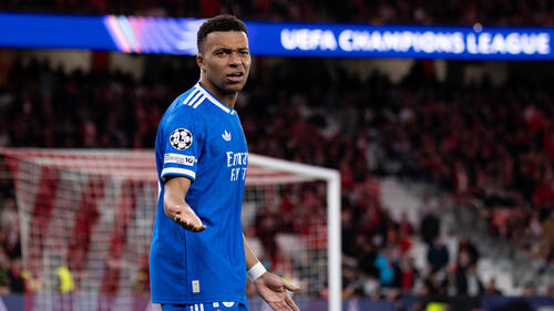 Kylian Mbappé im Trikot von Real Madrid mit schmerzverzerrtem Gesicht auf dem Spielfeld