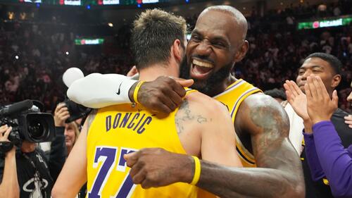 Luka Doncic von den Los Angeles Lakers beim Wurf im NBA-Spiel gegen die Miami Heat