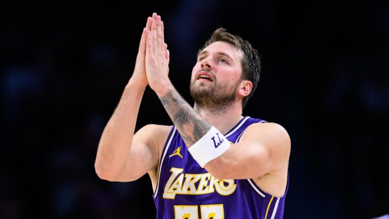 Luka Doncic im Trikot der Los Angeles Lakers diskutiert auf dem Spielfeld mit einem Schiedsrichter