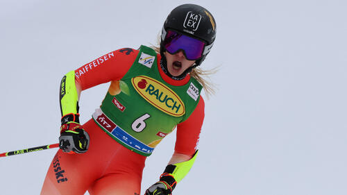 Skirennläuferin Lara Gut-Behrami hochkonzentriert im Zielraum eines Weltcup-Rennens