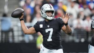 Quarterback Geno Smith im Trikot der Las Vegas Raiders blickt fokussiert über das Spielfeld