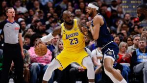 LeBron James im Trikot der Los Angeles Lakers beim Wurf