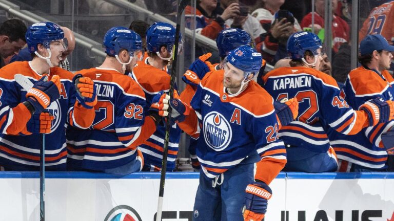 Leon Draisaitl im Trikot der Edmonton Oilers beim Jubel auf dem Eis