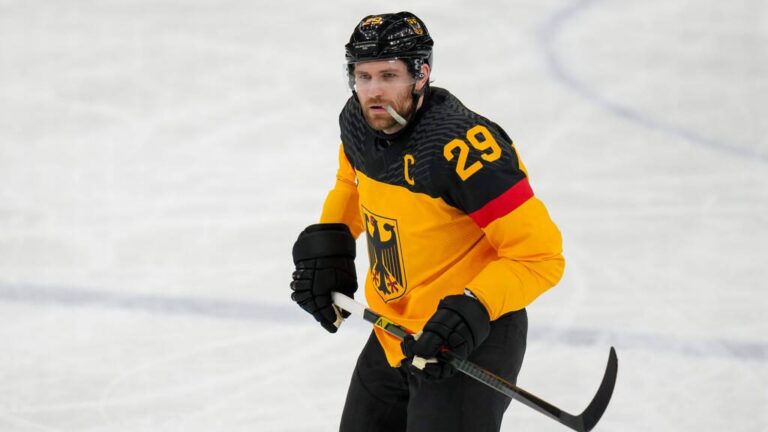 Leon Draisaitl im Trikot der Edmonton Oilers blickt konzentriert auf das Eis.