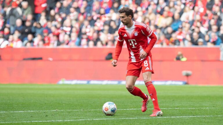 Leon Goretzka im Trikot des FC Bayern München blickt konzentriert auf das Spielfeld