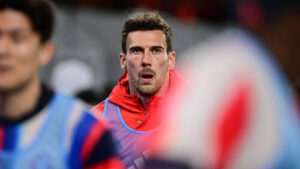Leon Goretzka im Trikot des FC Bayern München gestikuliert auf dem Spielfeld