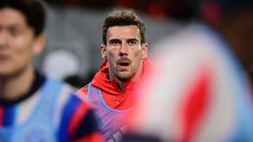 Leon Goretzka im Trikot des FC Bayern München gestikuliert auf dem Spielfeld