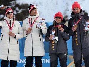 Para-Athletin Leonie Walter jubelt mit Guide Christian Krasmann über die Bronzemedaille bei den Paralympics im Biathlon