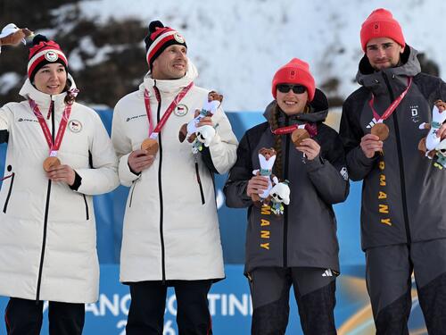 Para-Athletin Leonie Walter jubelt mit Guide Christian Krasmann über die Bronzemedaille bei den Paralympics im Biathlon