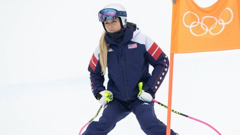 Die Skirennfahrerin Lindsey Vonn blickt nachdenklich im Zielbereich eines alpinen Skirennens