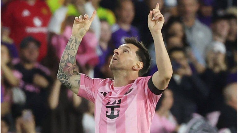 Lionel Messi jubelt im rosa Trikot von Inter Miami über sein 900. Karrieretor
