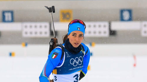 Lisa Vittozzi jubelt im Zielbereich über ihren Erfolg im Biathlon