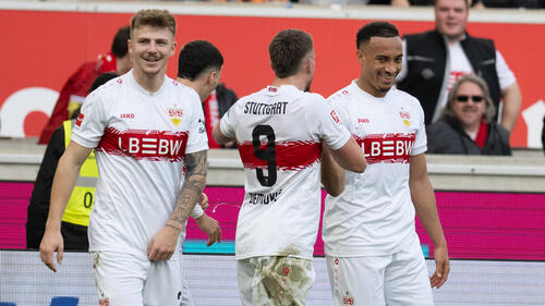 Finn Jeltsch im Trikot des VfB Stuttgart führt den Ball am Fuß