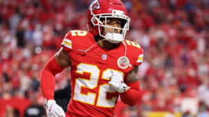 Trent McDuffie im Trikot der Kansas City Chiefs fokussiert auf dem Spielfeld vor einem Spielzug
