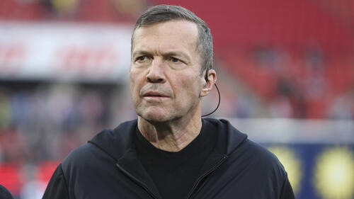 Lothar Matthäus gestikuliert als TV-Experte am Spielfeldrand der Bundesliga