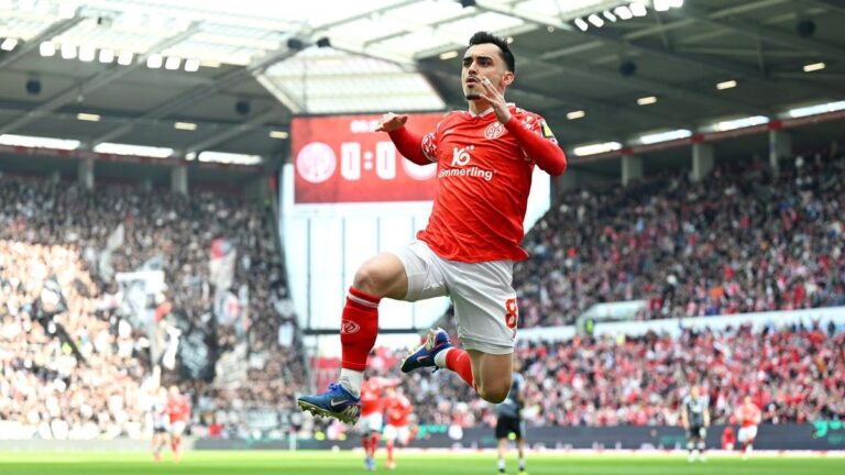 Paul Nebel vom FSV Mainz 05 bejubelt seinen Treffer im Bundesligaspiel gegen Eintracht Frankfurt