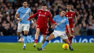 Spieler von Manchester City und dem FC Liverpool im direkten Duell während eines FA Cup Spiels