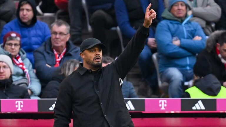 Trainer Vincent Kompany vom FC Bayern München steht nachdenklich am Spielfeldrand