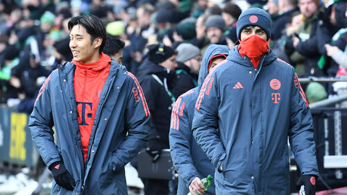 Aleksandar Pavlovic im Trikot des FC Bayern München führt den Ball im Mittelfeld