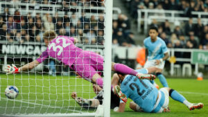 Omar Marmoush jubelt im Trikot von Manchester City nach einem Tor gegen Newcastle United