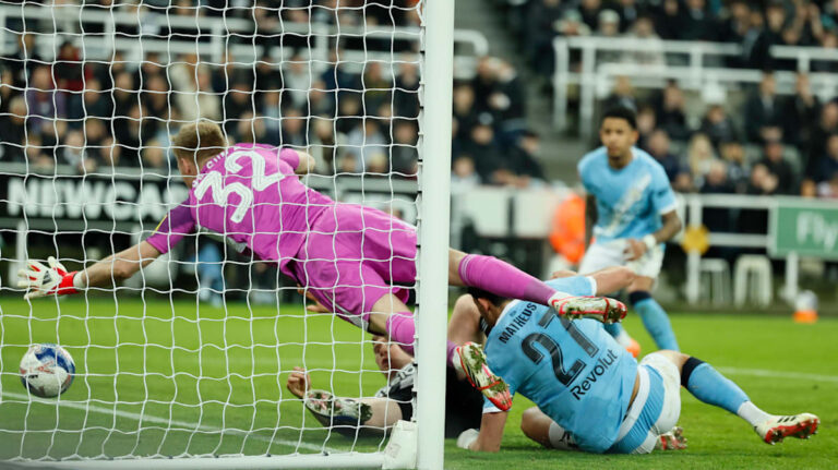 Omar Marmoush jubelt im Trikot von Manchester City nach einem Tor gegen Newcastle United