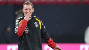 Bundestrainer Julian Nagelsmann steht konzentriert an der Seitenlinie