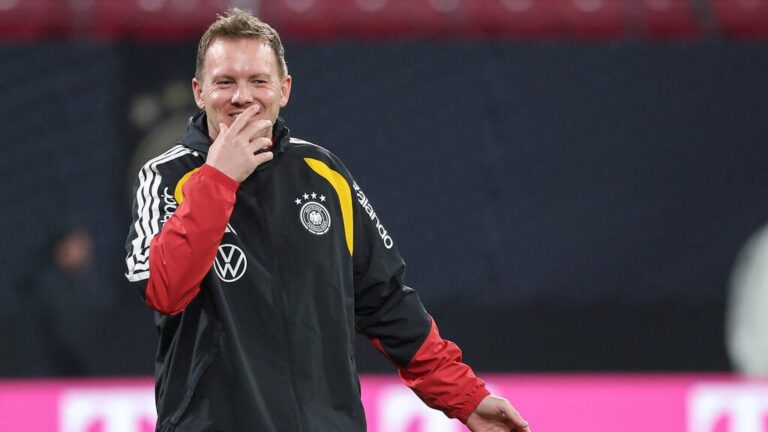 Bundestrainer Julian Nagelsmann steht konzentriert an der Seitenlinie