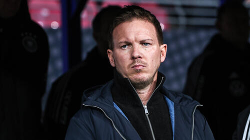 Bundestrainer Julian Nagelsmann gestikuliert konzentriert am Spielfeldrand im Trainingsanzug der deutschen Nationalmannschaft